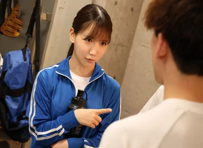 cô gái trẻ trong câu lạc bộ bóng đá thay phiên quan hệ với cô gái xinh