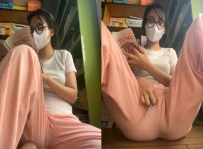 Bé vừa đọc từng trang vừa nhét sextoy vào lồn