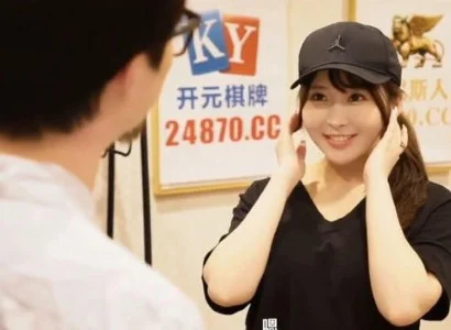 Cô nhân viên giao hàng dễ tính dễ tính trong lúc làm việc
