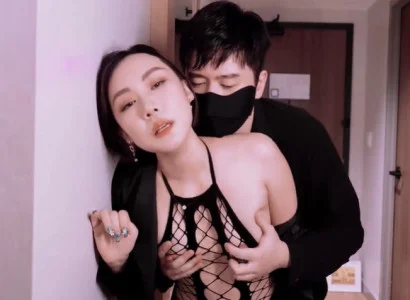 Bà xã bán thân cho ông sếp để trả nợ cho chồng